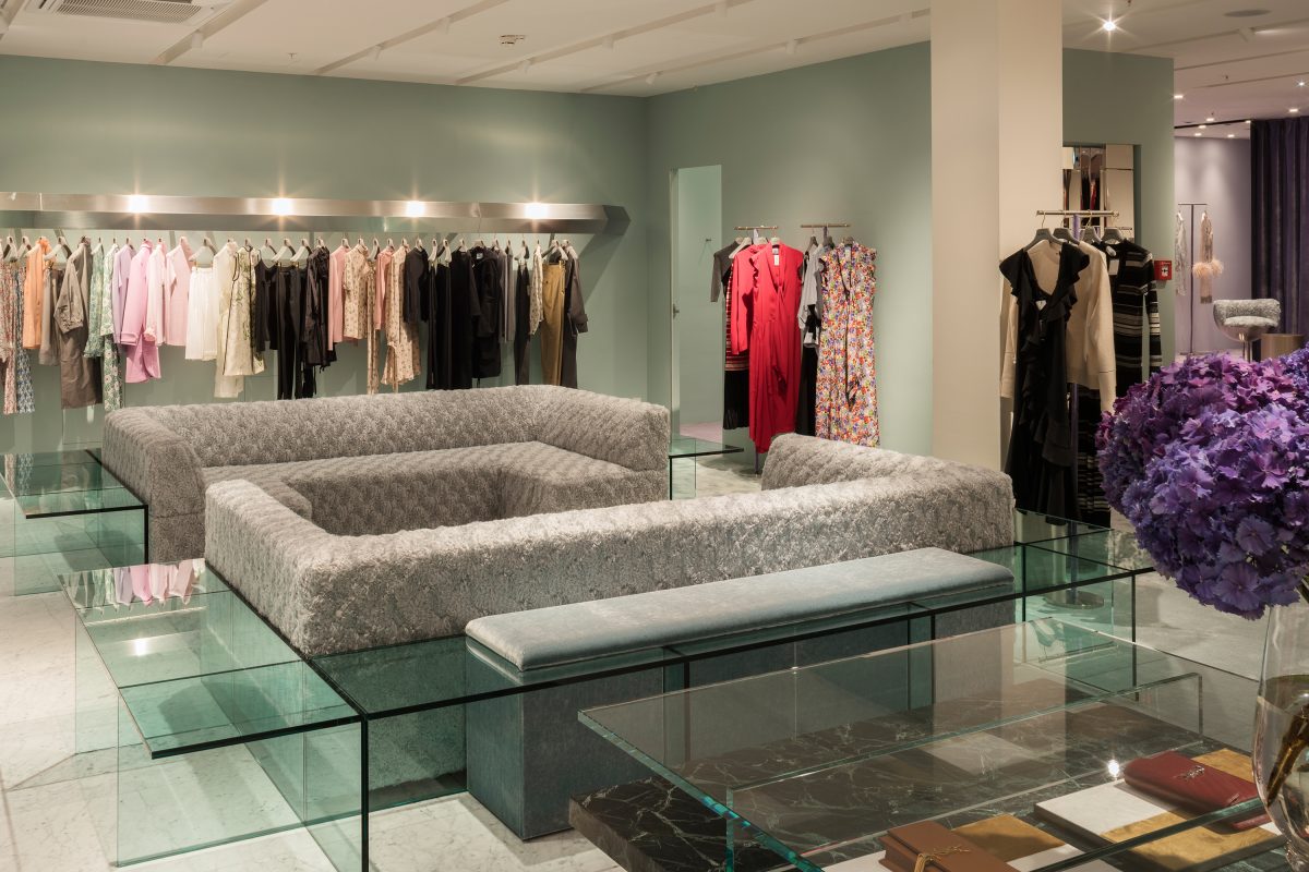 First floor_02 Mytheresa Store München sofa Geometrie Klamotten showroom