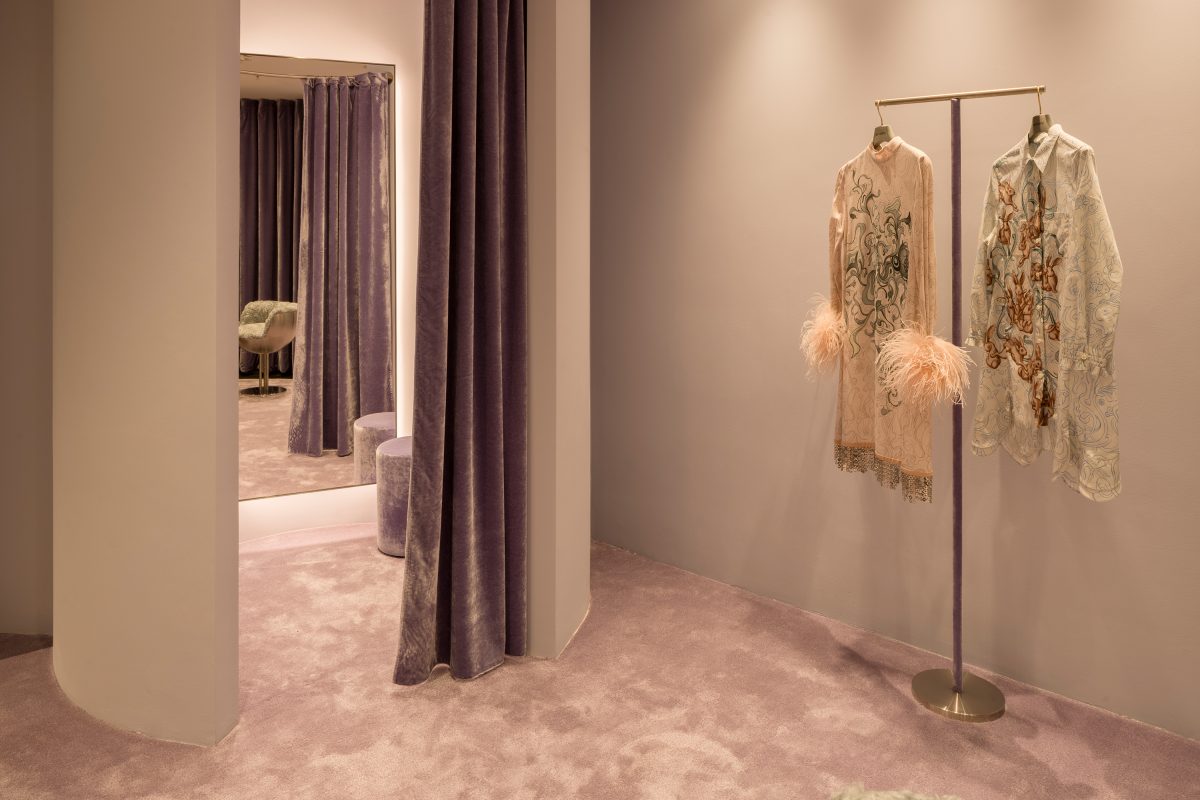 First floor_06 Mytheresa Store München Klamotten Bügel Umkleidekabine