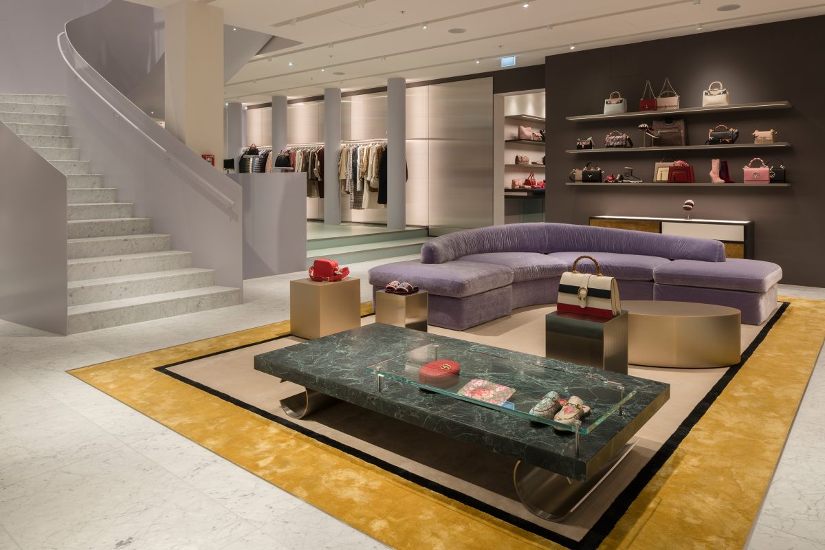 Ground floor_01 Mytheresa Store München sofa Tisch treppe regal showroom