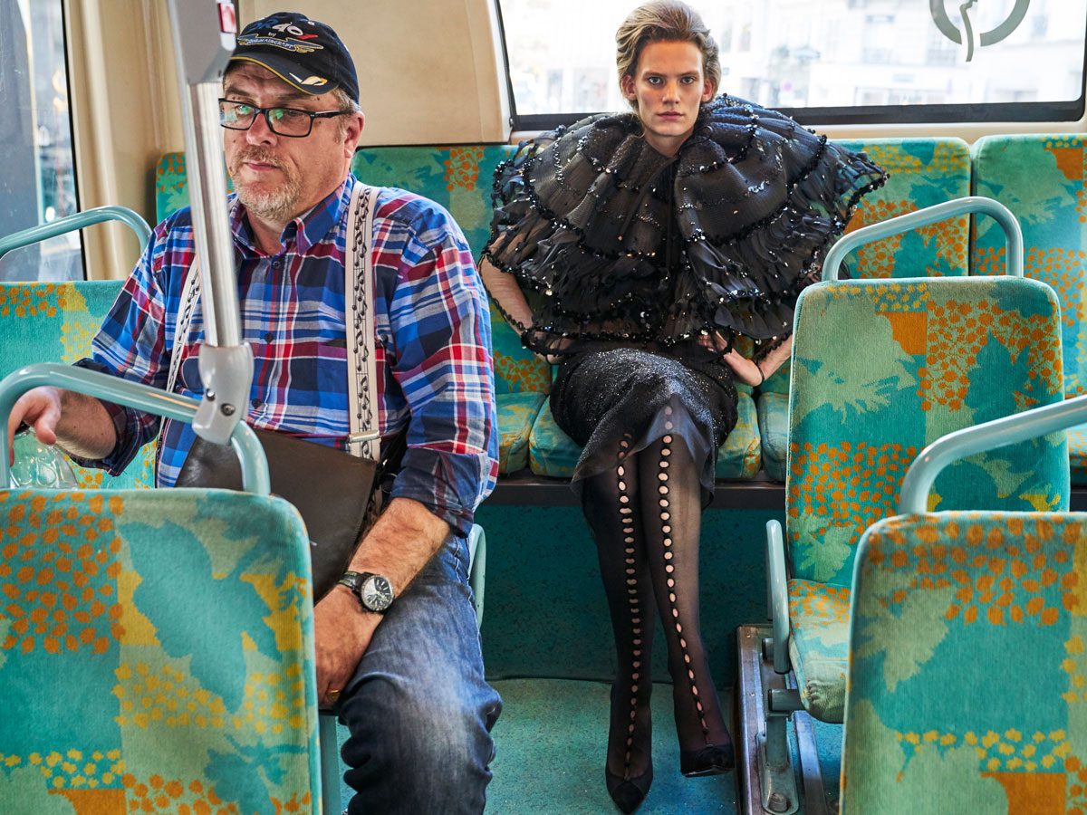 Lena Lena Hardt im Bus fotografiert für Achtung Mode
