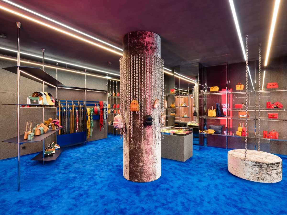 MCM_MUNICH FLAGSHIP STORE (6) MCM Store München Munich Flagship Blue Carpet Lights Pink Puprle