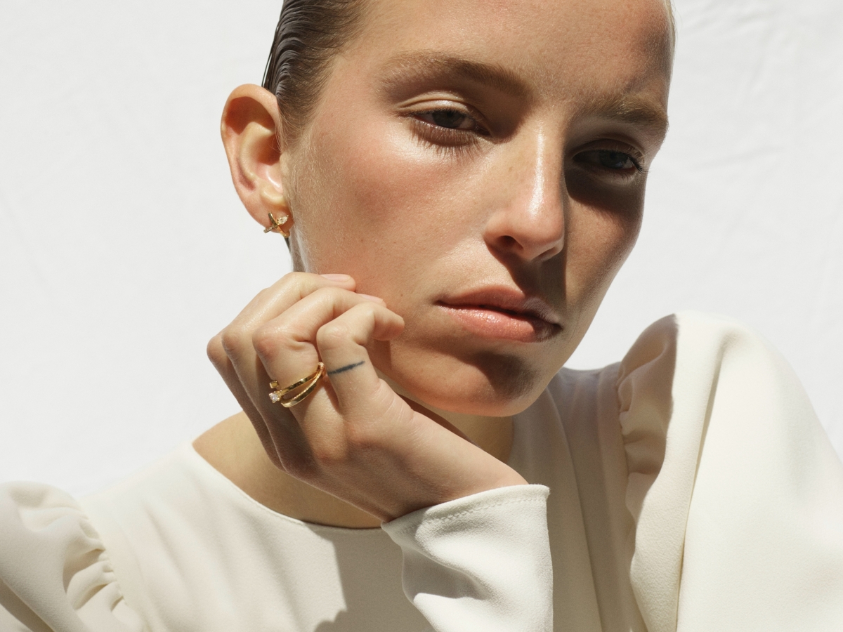 Ina Beissner_Image3 Ina Beissner Schmuck Jewelry Model Portrait white Blouse Gold
