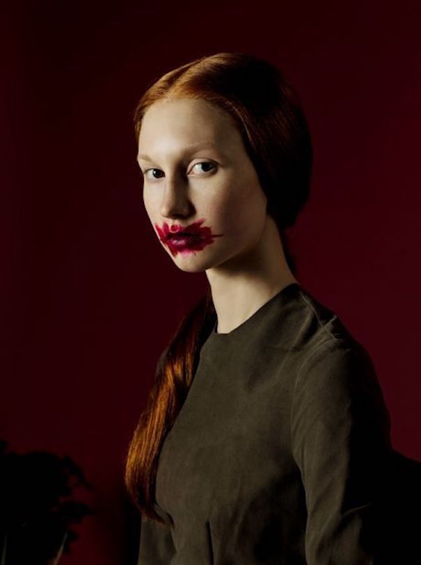 Auf den letzten Drücker_Image1 dima and galia brown hair woman red background smudged lipstick