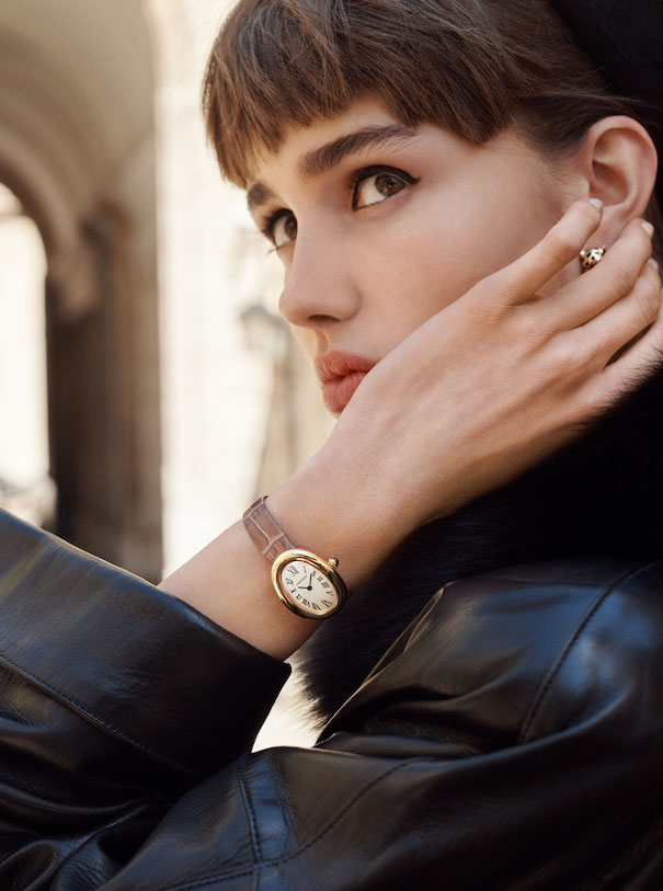 Dezent, aber mit Biss_Image 02 cartier watch woman bangs brown hair black coat
