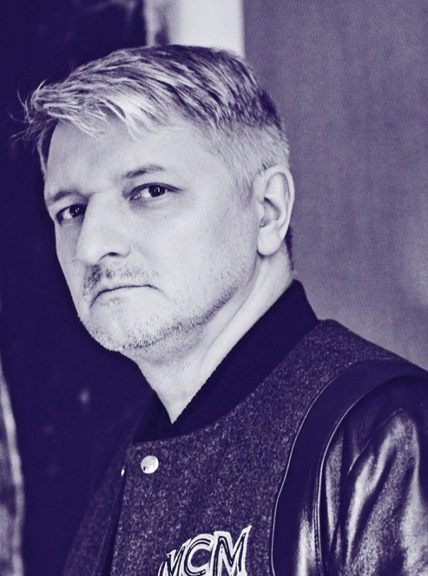 Dirk Schönberger, Nummer 16_Featured Dirk Schönberger Portrait Photo Foto Blue Purple College Jacket