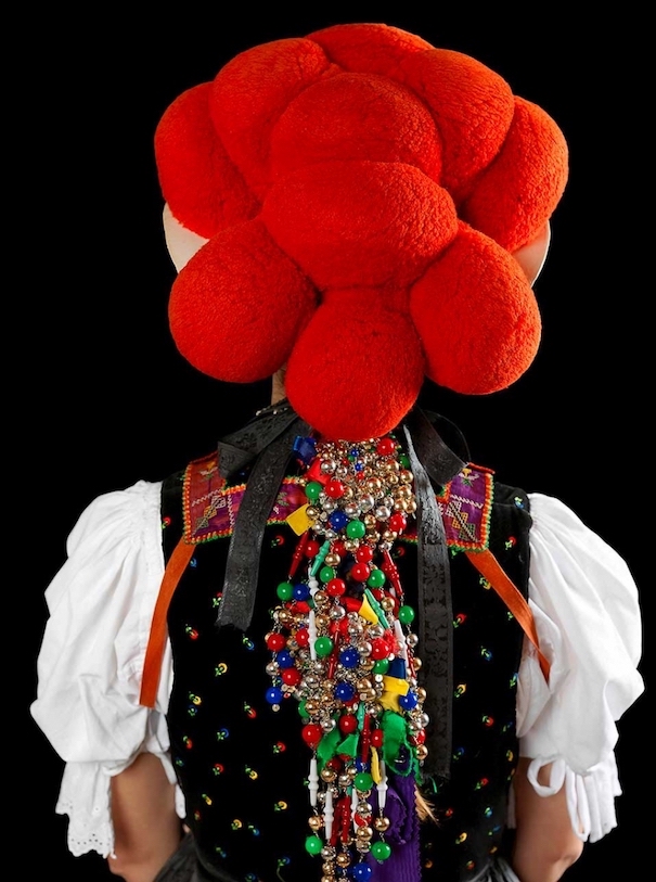 Gregor Hohenberg_Image6 Gregor Hohenberg Traditional Couture Cover Bommelhut Schwarzwald Tracht Rot
