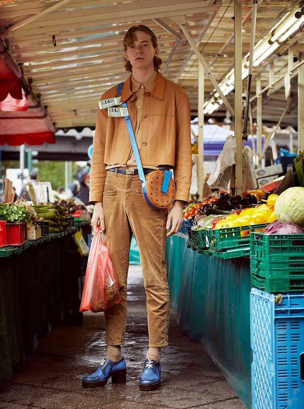Gregor Hohenberg_Image7 Gregor Hohenberg Model Outfit Braun Beige Schuhe Blau Markt Market Plastic Bag