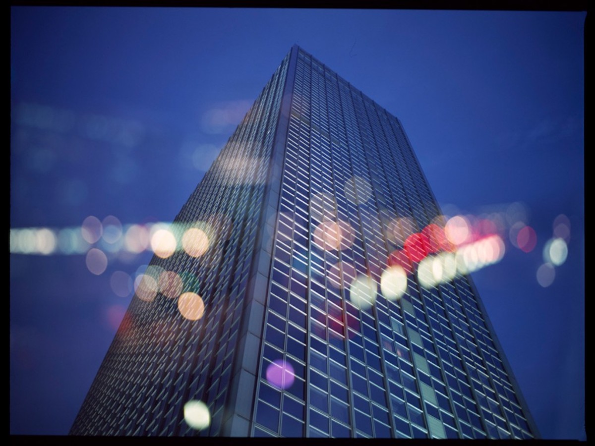 Herbst in Berlin_Image 08 berlin alexanderplatz tall building blue lens flare