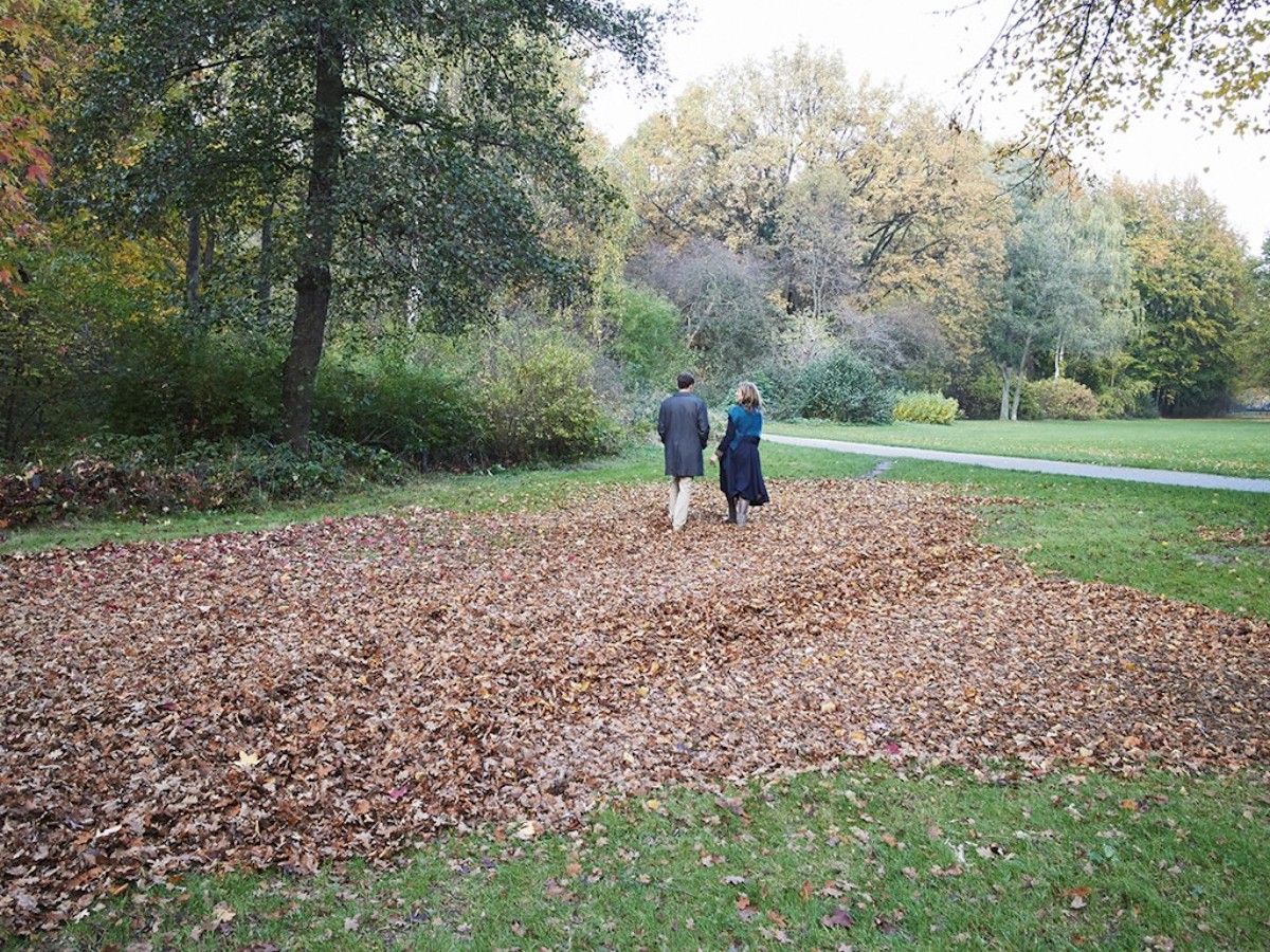 Herbst in Berlin_Image 09 berlin park two people stroll brown leaves