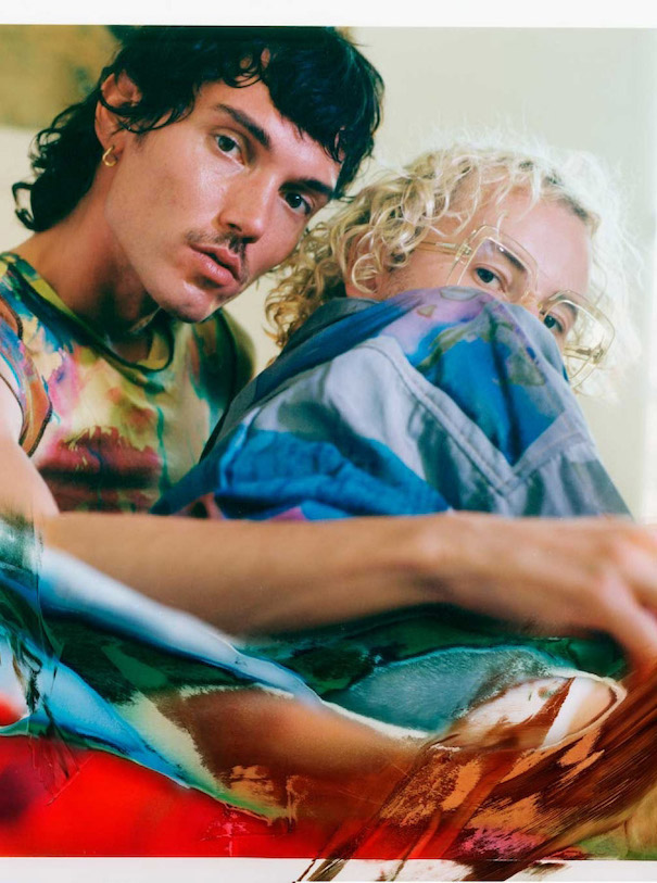 In voller Blüte_Featured Julia Seemann Flavio Zimmermann Campaign Editioral tie dye