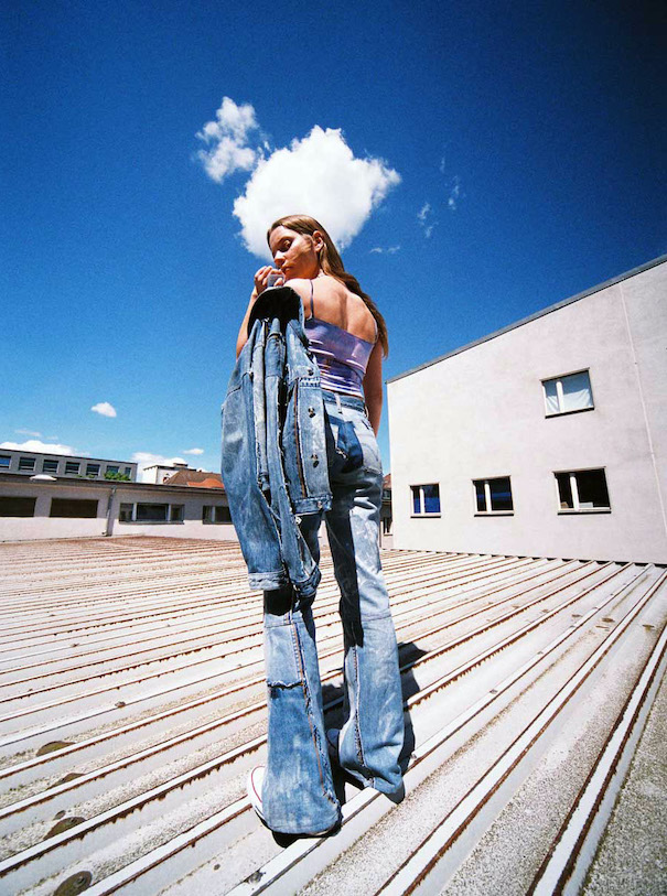 In voller Blüte_Image4 in bloom campaign model patchwork denim blue sky