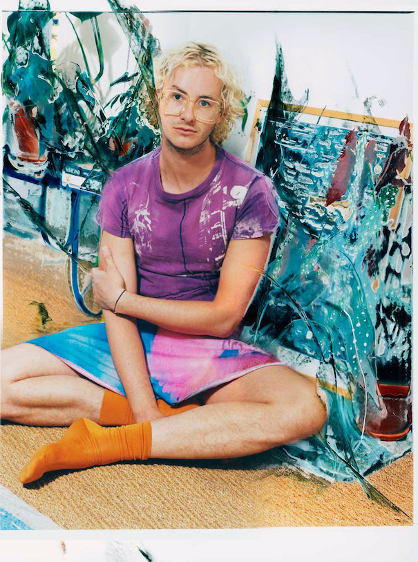 In voller Blüte_Image5 In Bloom Julia Seemann Flavio Zimmermann Model sitting blonde purple top blue orange socks