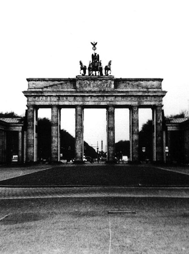 Learning from the Past 01_featured2 Brandenburger Tor in Berlin während Lockdown fotografiert von Gregor Hohenberg