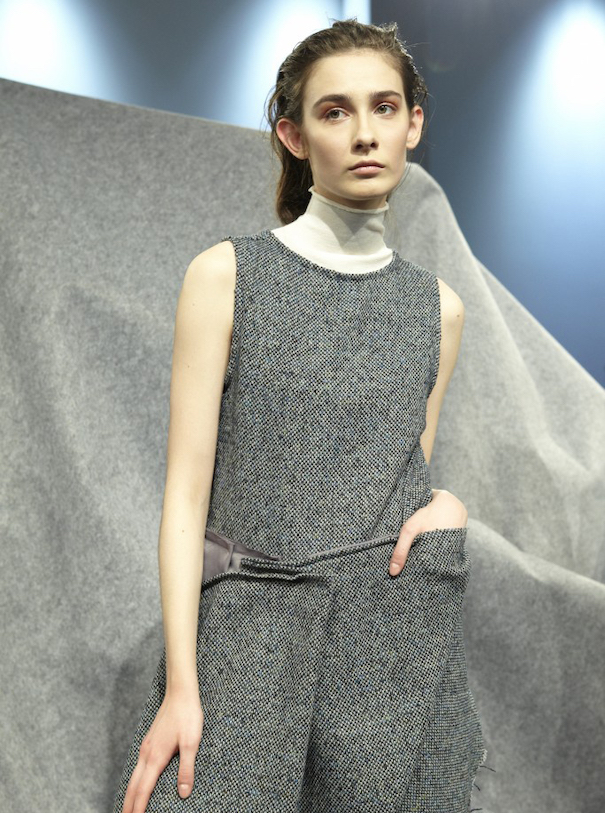 Moment, Aufnahme!_Image 02 Vladimir Karaleev Berlin Fashionweek Model Brown Hair Grey Clothes