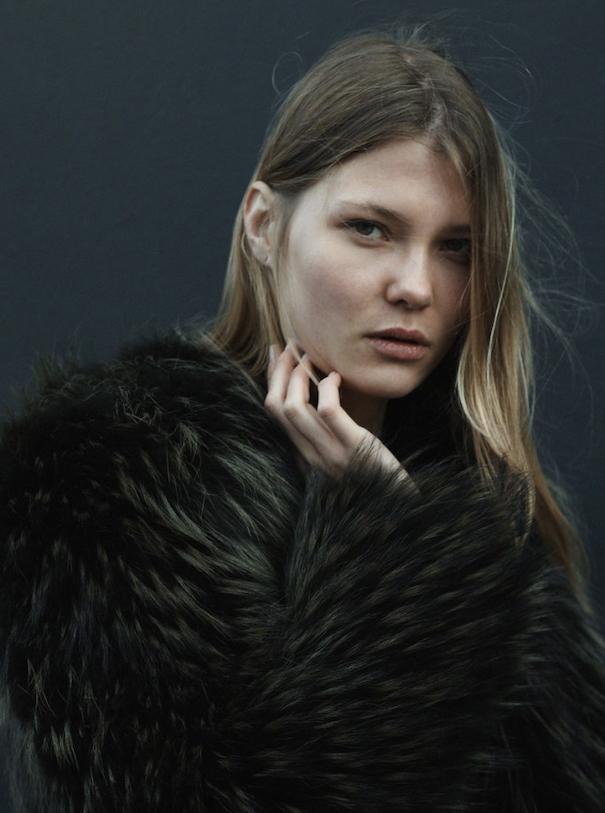 Moment, Aufnahme!_Image 04 Model Berlin Fashionweek Blond Hair Faux Fur Jacket Dark Background