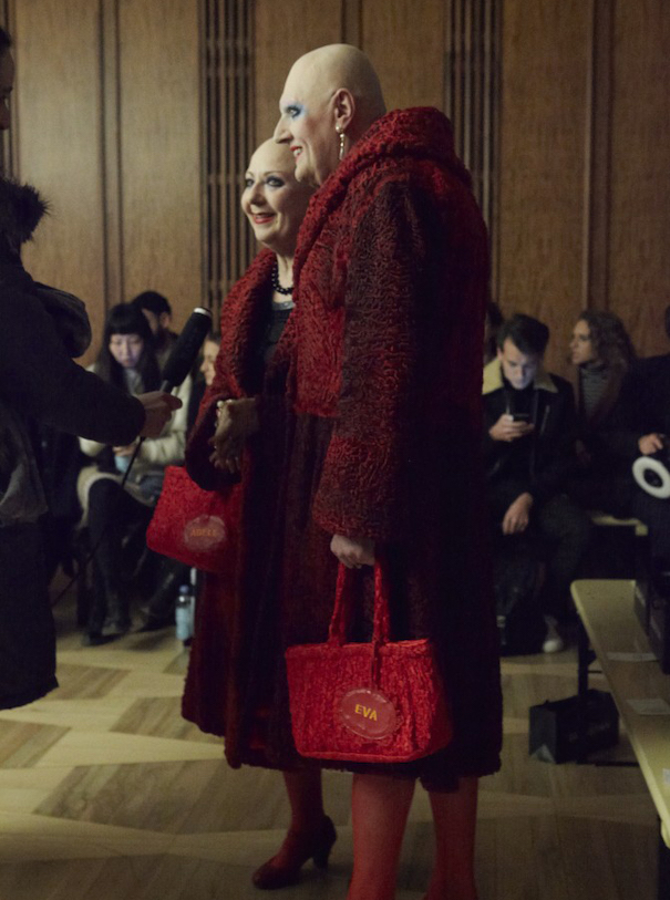 Moment, Aufnahme!_Image 05 Berlin Fashion Week People Hosts Red Jacket Makeup Couple Red Bag Red Shoes