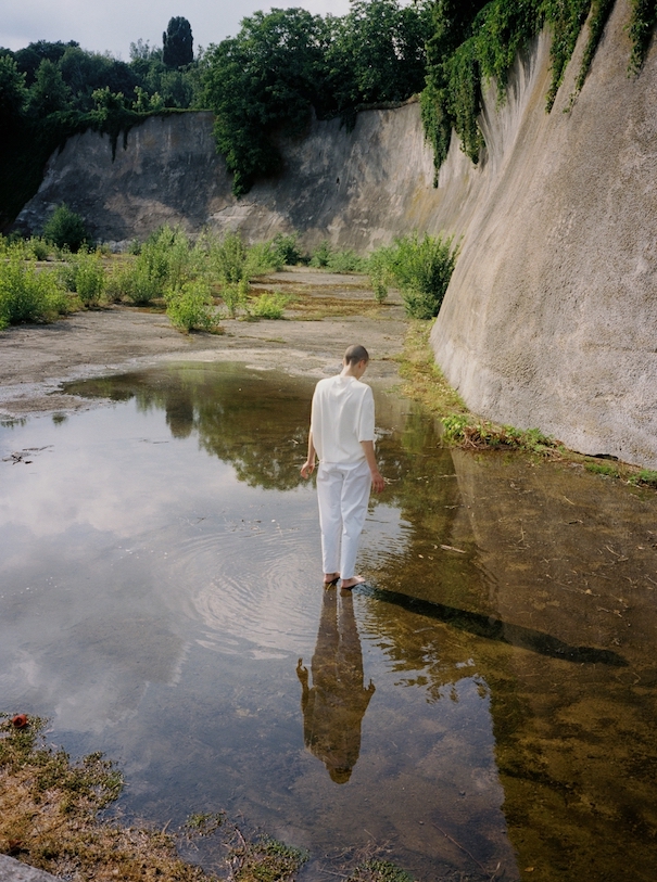 Ostblick_Masha Demianova3 Foto von Masha Demianova Russland Mann steht im Wasser Reflektion