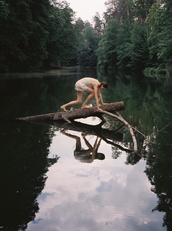 Ostblick_Masha Demianova4 Masha Demianova Fotografie Frau klettert im Fluss über Baum