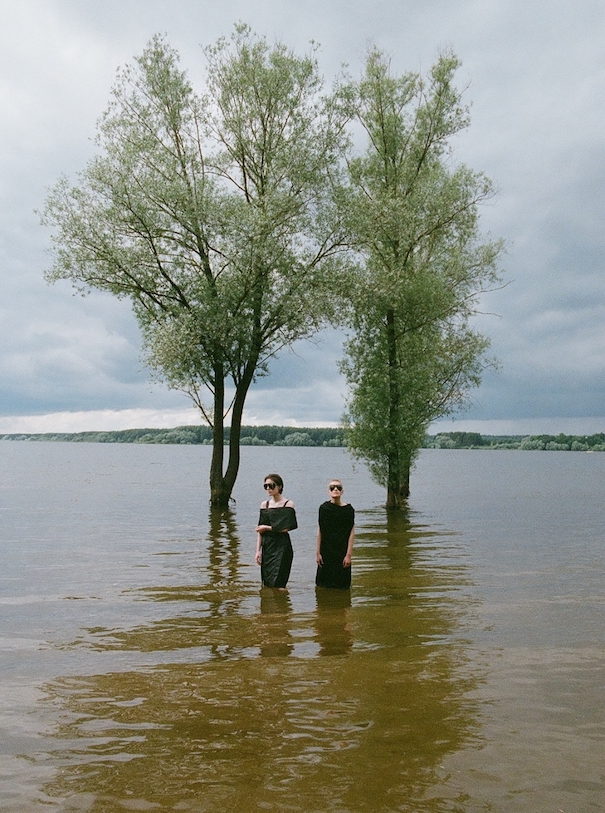 Ostblick_Masha Demianova6 Masha Demianova Fotografie zwei Bäume und zwei Frauen knietief im Wasser