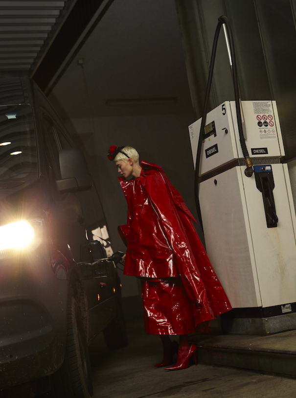 Haute Heritage Balenciaga Maike Inga beim Tanken