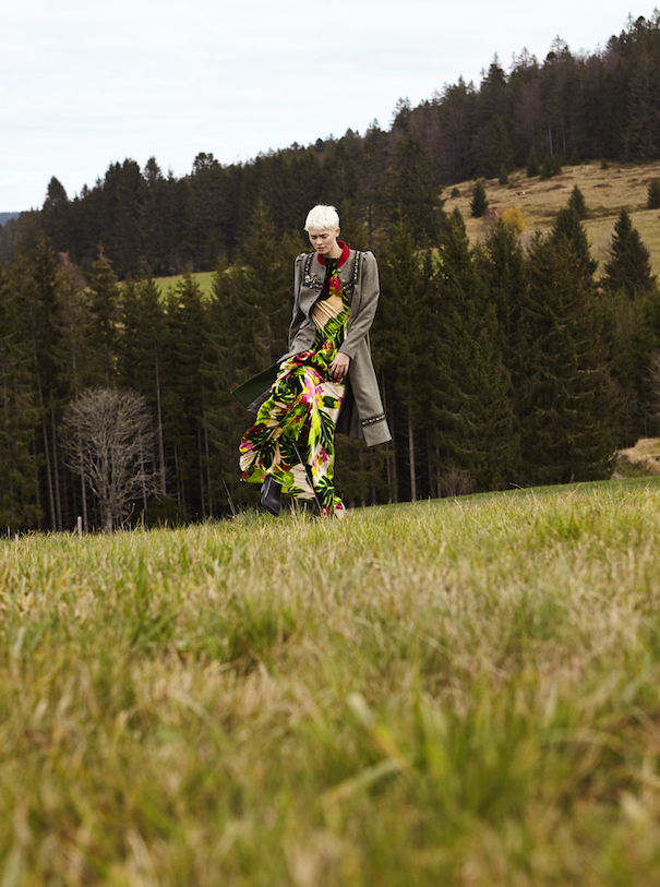Maike Inga in Dries van Noten Tracheten Schwarzwald Wiese