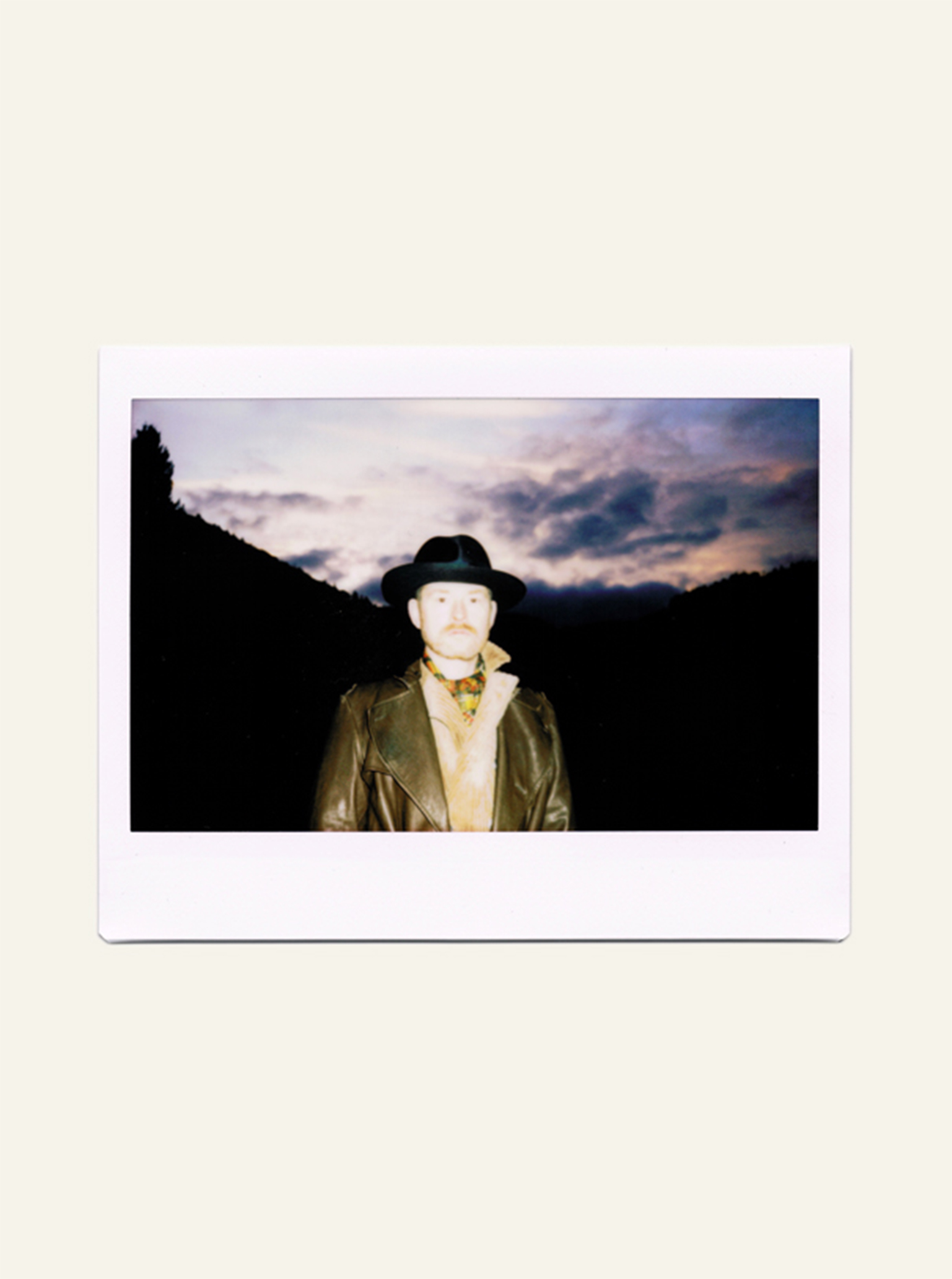 Hiking Part 2 Gregor bei Sonnenuntergang Gregor Polaroid beim Wandern im Schwarzwald