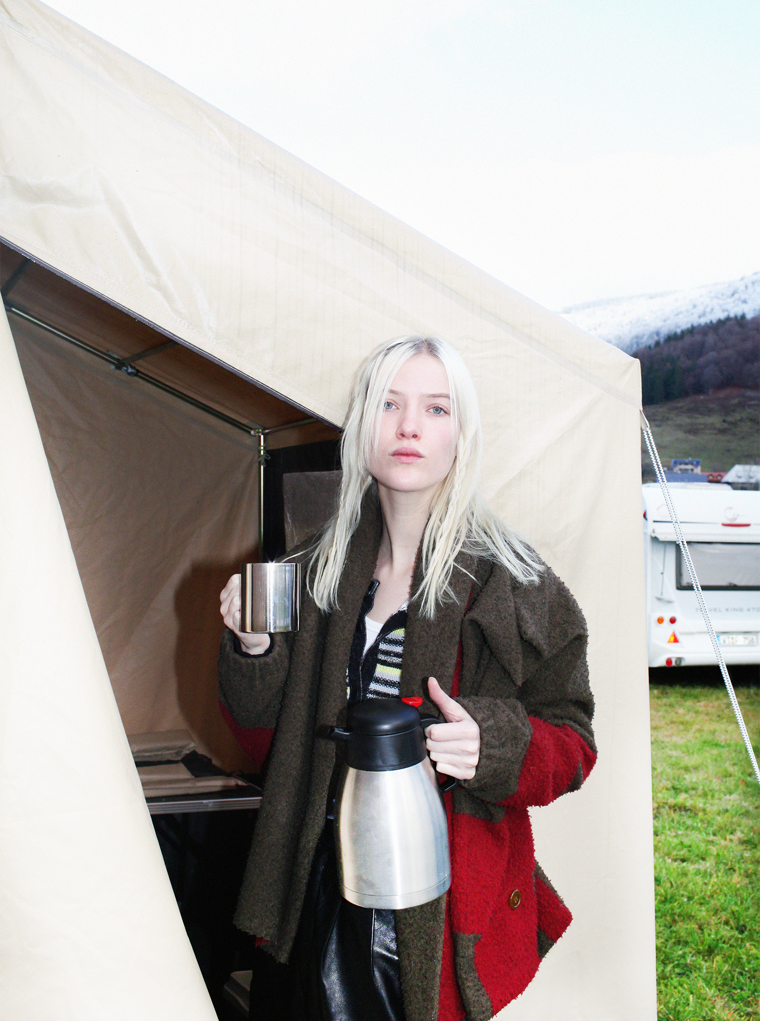 Van Life Feli Vestiare Collective Secondhandkleidung Second hand clothes Feli on camping field
