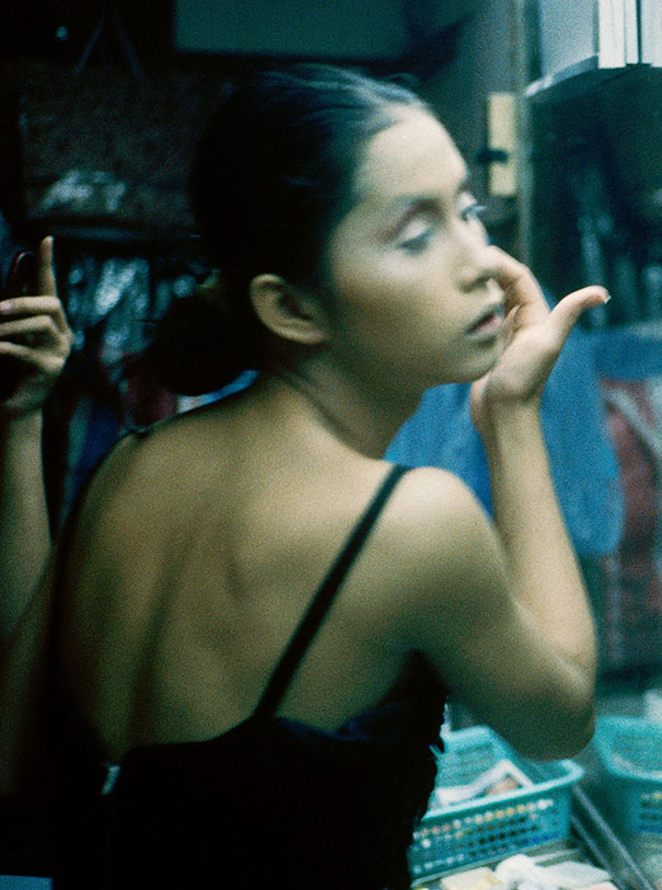 adk_KKP22_Nan_Goldin_C_putting_on_her-make-up_vertical