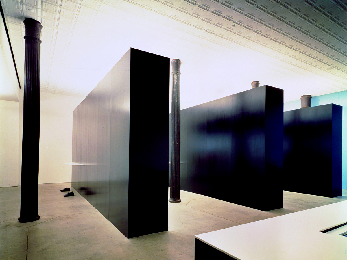 Helmut Lang, Interieur des Helmut Lang Flagship Stores, 80 Greene Street, New York, gestaltet von Helmut Lang und Gluckman Mayner Architects (1997), Fotografie von Paul Warchol (1998). MAK Helmut Lang Archive. Courtesy of hl-art.