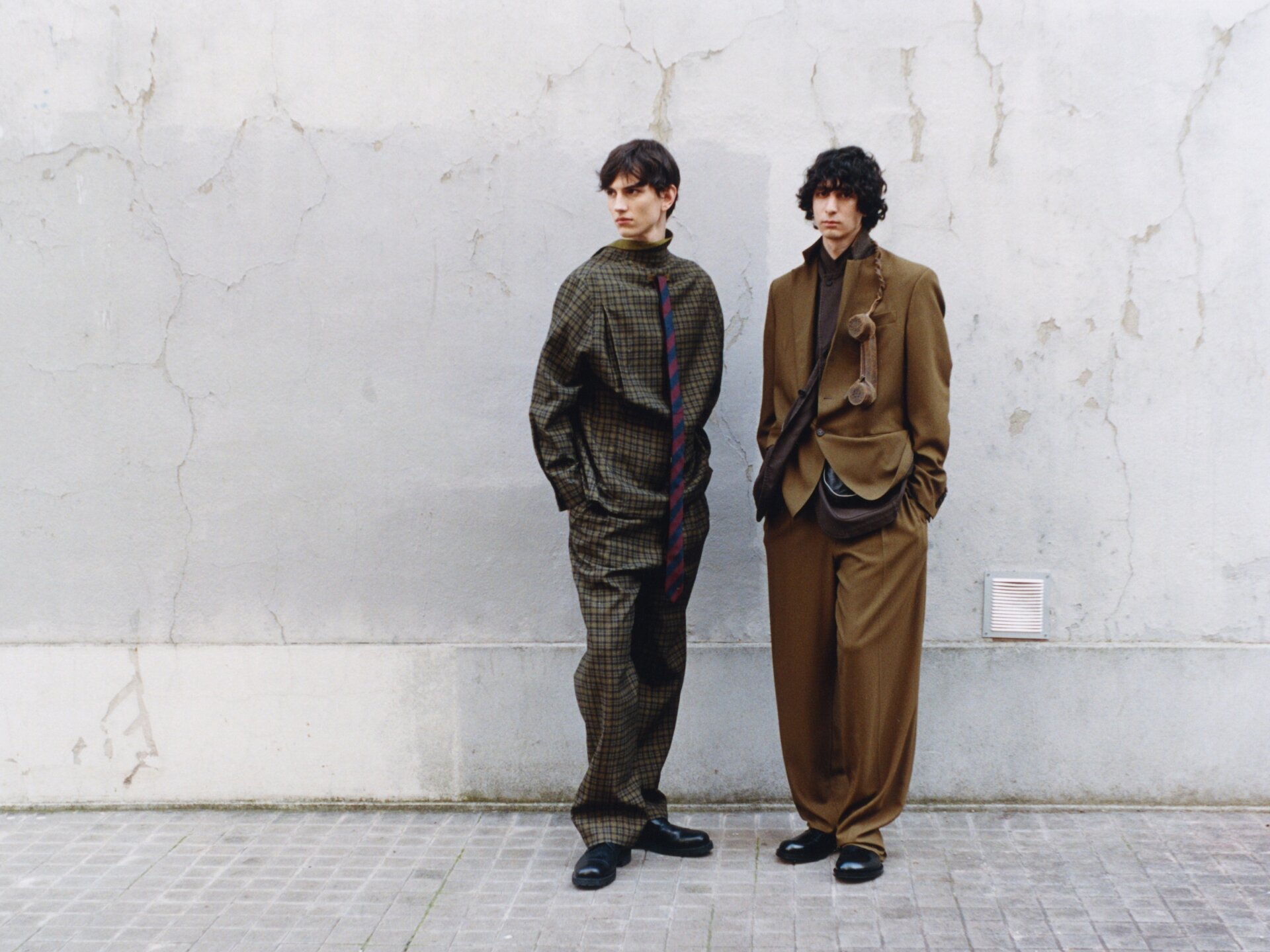 7 Julian: Jacket and pants ZEGNA; Tie VALENTINO; Shoes LUDWIG REITER. Matthieu: Suit TOD’S; Jacket COMME DES GARÇONS SHIRT; Shoes DRIES VAN NOTEN; Phone accessory GAL NELL DAHAN