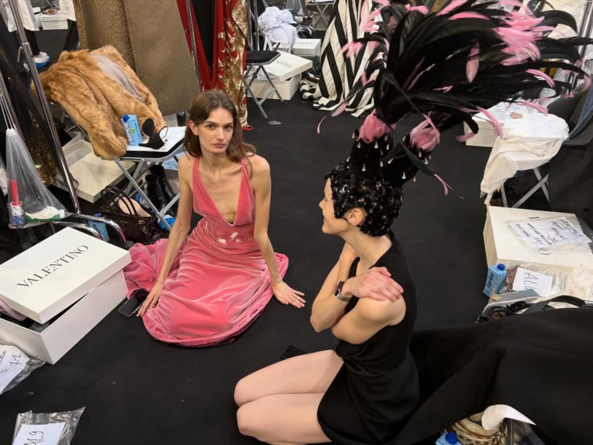 Lia Marie Mielke und Malin Rudnick im Backstage bei Valentino Haute Couture S/S 2026 am 28. Januar 2026