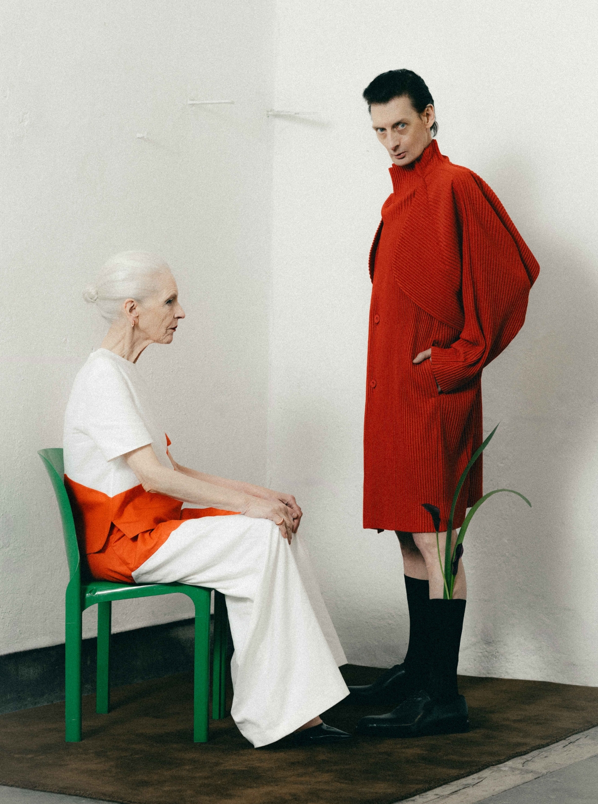 Website hoch Anna: Total look AKRIS. Steve: Coat IM MEN; Shoes and socks EMPORIO ARMANI