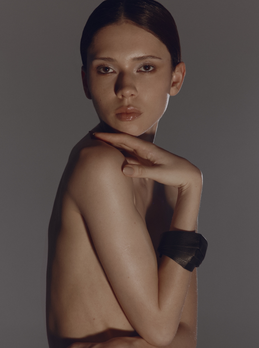 MODEL WEARING BRACELET SCURO